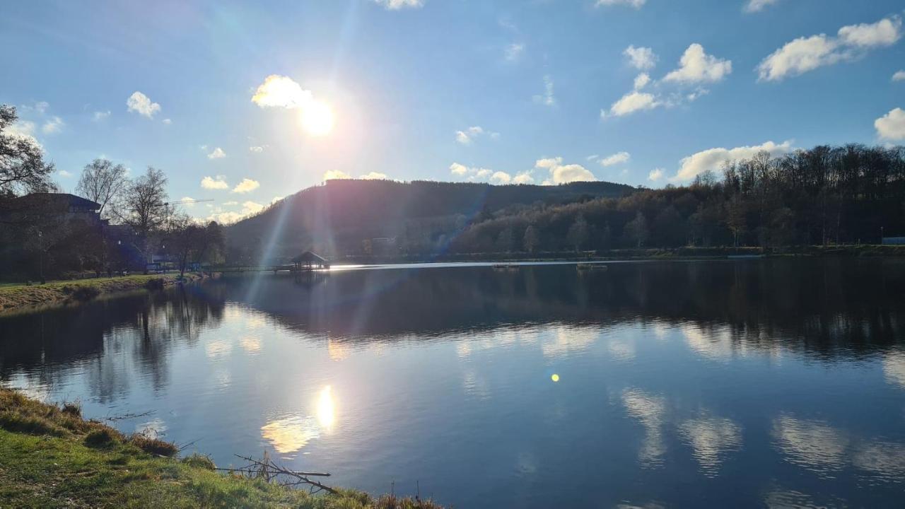 Le Salmoyard, studio au bord du lac à Vielsalm Esterno foto
